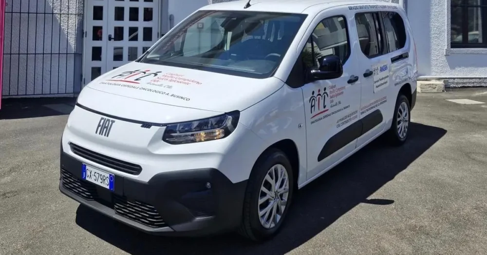 Furgone Fiat bianco di AIL Cagliari per il trasporto gratuito dei pazienti ematologici all'Ospedale Oncologico Businco