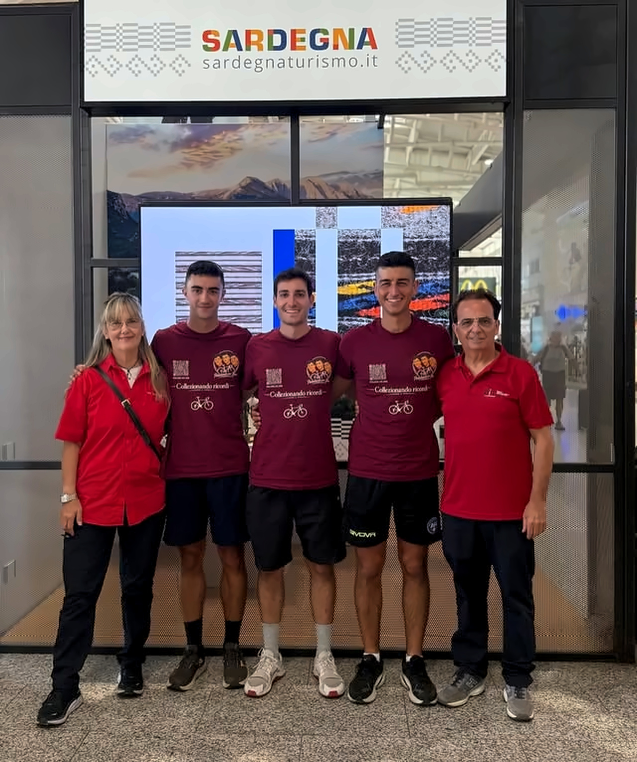 Donatella Margon, Gabriele Bellomi, Fabio Bruni, Alessio Ghini e il presidente di AIL Cagliari Renzo Pili davanti a uno stand di Sardegna Turismo